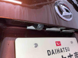 【バックカメラ】 駐車時に車両後方の様子を見ることができるので、運転の不安を軽くします。