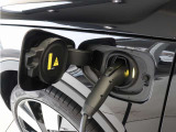 急速充電器は、外出先の公共の充電ステーションでご利用いただけます。CHAdeMOに対応し、短時間で急速充電!150kWの急速充電器を使用した場合、充電率10%から80%まで、約32分で充電できます。
