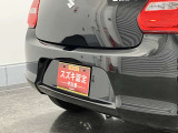 【後退時ブレーキサポート】リヤバンパーに4つの超音波センサーを内蔵し、車両後方にある障害物を検知。透明なガラスなども検知でき、コンビニの駐車場などでの衝突回避をサポートします。