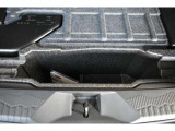 リアサブトランクは床板(ラゲッジボード)を持ち上げると現れる、洗剤や工具、緊急用品などを隠して収納できる便利な機能です。