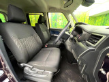 運転席まわりには十分なスペースがあり、大柄な方でもゆったり運転していただける環境です。