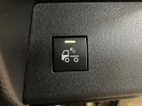 夜間・朝方の作業など、暗い場所での作業の際に荷台を照らす、LEDの大型荷台作業灯を採用。首振り機構付で荷台全体を照らします