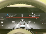 必要な車両情報を画面にまとめて表示し、走行中も視線を大きく移さず確認しやすいメーターまわりです。速度やシフト位置などを見分けやすく、運転に必要な情報を把握する際に役立ちます。