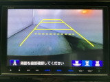 バックでの車庫入れも安心です! リアカメラが付いているバックモニター付のナビを装備しております。操作線もついており距離感も画面から確認できます。