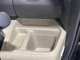 運転席側もドリンクホルダー付いてます