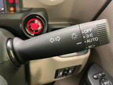 操作感にこだわったウインカーレバー。スムーズな操作で、安全な車内空間を演出します。より快適な操作感を目指しました。