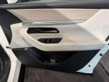 電動格納式のドアミラーとパワーウィンドウスイッチが運転席ドアに配置されており、運転中に自然と手で操作できるポジションにあります。