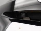 【バックモニター】駐車時に後方がリアルタイム映像で確認できます。大型商業施設や立体駐車場での駐車時や、夜間のバック時に大活躍!運転スキルに関わらず、今や必須となった装備のひとつです!