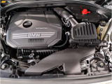 【BMWエンジン】革新的なガソリン・エンジン・テクノロジーによる高性能かつ高効率。レスポンスの良いパワーを発揮。常にスムーズな吸気を実現しアクセル開度にダイレクトに反応しドライビングを楽しく演出。