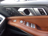 こちらがパワーウインドウのスイッチです。各席の窓をこちらから操作でき、運転席側からは助手席や後席の窓もまとめて操作できます。また、窓の開閉をロックするスイッチも備わっています。