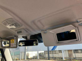 女性の方は必見!運転席と助手席のサンバイザー裏にバニティミラーが付いてます!身だしなみチェックに役立ちます。
