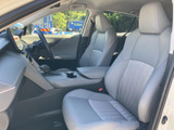 前席は視界が広がり、運転席と助手席それぞれにゆとりある座面を備えています。明るい色調のシートと手の届きやすいセンターまわりで、日常の移動も快適に過ごせます。
