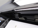 後退時に車両の後ろ側をモニター画面に表示します。車庫入れなどでバックする際に後方確認ができて便利です。車庫入れが苦手な人もこれで安心。