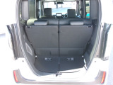 フル乗車時でも十分な荷室です。