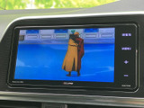 映像を表示できる画面を備えており、停車中の休憩時間にテレビ番組などを視聴して過ごせます。画面脇にはメニューや音量調整も配置され、停車時の使い方をイメージしやすい装備です。