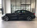 4ドアセダンとしての使いやすさを備えながら、走りを意識した低いシルエットを持つ320d M Sport。街中でも高速道路でも映える端正なスタイルです。