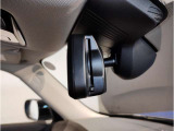 【ルームミラー一体型ETC車載器】ルームミラーの裏側に目立たない様に配置されたETCカード挿入口。スタイリッシュ且つ機能的なものとなっております。