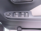 運転席側には 集中スイッチ(全ドアを操作するスイッチ) があり、運転席から乗員全員分の窓をコントロールできます。
