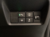 ハンドルの右側にはヘッドライトレベライザーとHondaセンシング用のメインスイッチがついています。ヘッドライトレベライザーは道路状況や積荷の加重に応じてライトの高さを調節できます。