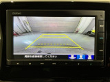 リバースギアに入れるだけで後方の表示へ切り替わります。夜間や雨の日の駐車も楽になりますよ。