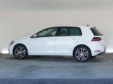 当店は、隣接地に新車ショールームを構え、徒歩数分の場所にはVW車のサービス拠点としては、全国最大規模の港北カスタマーサービスセンターを構え、お客様の様々なニーズにお応えできる体制でお待ちしております。