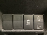 Hondaセンシング用の、VSA(ABS+TCS+横滑り抑制)解除とレーンキープアシストシステムのメインスイッチなどはハンドルの右側に装備しています。