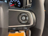 【クルーズコントロール】アクセル操作なしで一定速度を保つ機能。先行車との距離を自動調整する追従型が主流で、高速走行時の疲労を劇的に軽減します。長距離移動が多いお客様への商談では必須の快適装備です。
