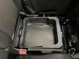 【シートアンダーボックス】助手席下には持ち運び可能な収納ボックスが装備されています。車検証ケースや靴などが収納できます。