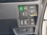 運転席からスイッチ1つでスライドドアを操作でき、荷物を持った方やお子様お年寄りの乗降りがとても楽になります♪