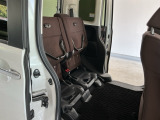 リアシート座面を持ち上げると、背の高い荷物を積むのに便利なトールモードに変身します!多彩なシートアレンジで使い勝手良好!