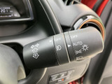 レバーには操作内容を示す表示がまとまり、運転席から確認しやすい配置です。灯火類に関する複数の機能を手元で扱えるため、状況に応じた操作を日々の運転に取り入れられます。