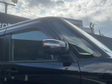 対向車から見やすいウィンカー付きドアミラー。