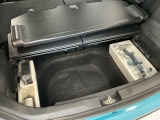 【ラゲージアンダーボックス】転がりやすい小さなお荷物などはこちらのボックスがお役立ち。スペースを有効活用しスッキリした車内空間に!