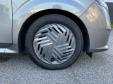 デザインの良い純正フルホイールカバー、タイヤサイズは185/60R16になります