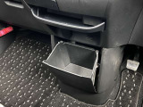 【グローブボックス】収納スペースも充実しております。