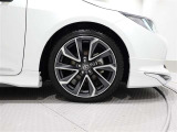 タイヤサイズは(225/40R18)で純正アルミホイールです