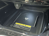 フロントコンソールにはQi(チー)規格対応のワイヤレス充電器が搭載されております。ケーブルを抜き差しせずに、快適に充電いただけます。