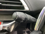 ハンドル脇に配置されたレバーは、表示を見ながら扱いやすい位置にあります。運転中に手元で操作しやすく、周囲への合図やライト操作を支える装備です。