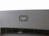 テールゲートには、スイッチ一つで開閉可能な電動開閉機能を採用。ディスプレイから、またはテールゲートにあるボタンを使用して開閉します。