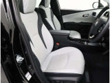 運転席の写真です!座り心地も良さそう、あなたのドライビングポジションをガッチリ支え、心地よい安心感で、ロングドライブもらくらく??
