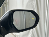 後続車が接近するのを知らせてくれるBSM(ブラインドスポットモニター)。接近するとドアミラー部の警告灯が光ってくれるので、万が一の追突も防げそうですね♪上級装備です。