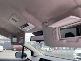 運転席と助手席にはバニティーミラーが装備されております。