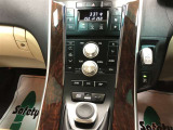 左右独立温度コントロールフルオートエアコンです。運転席・助手席でそれぞれ温度設定が可能です。また、前席乗員周辺の花粉を素早く除去する花粉除去モードも搭載しています。