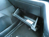 助手席前には車検証の収納に便利なグローブBOXが備わっています。