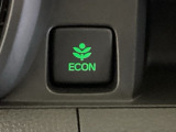 ECONモードをONにするとアクセルペダルの動きに対するエンジンの反応とエアコンの制御を切り換えることで、燃費のいい運転をするドライバーがペダルを踏んだ時と同じようにエンジンを制御します。