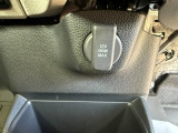 運転席と助手席間の足もとにアクセサリーソケットを装備♪専用のカーチャージャーを挿すことで運転しながらスマホなどの機器も充電していただけます!