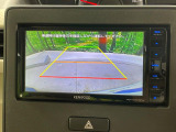 【バックカメラ】駐車時に後方がリアルタイム映像で確認できます。大型商業施設や立体駐車場での駐車時や、夜間のバック時に大活躍!運転スキルに関わらず、今や必須となった装備のひとつです!