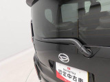 リバース連動リヤワイパー。フロントワイパー作動中にシフトを【R】にすると、リヤワイパーのスイッチがオフの時でも3回程自動的に連動。後方確認をサポートしてくれ、バックする時気持ちにゆとりが生まれます。