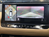 【アラウンドビューモニター】車を上から見下ろしているかのような映像で周囲の状況がひと目で確認、狭い駐車場に駐車するときも安心です♪