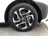 【純正アルミホイール】です!車両デザインに合わせてホイールをデザインしているため、見た目にもカッコイイアルミホイール♪洗車もラクチンで錆びません。